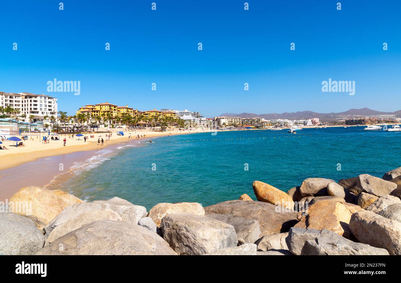 Sonniger heißer Tag am öffentlichen Strand Playa Pública im Ferienort Cabo San Lucas, Mexiko, entlang der mexikanischen Riviera. Stockfoto