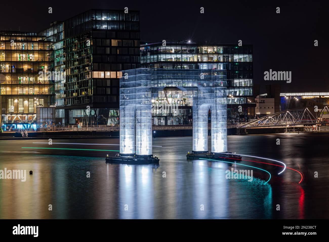 AMSTERDAM, NIEDERLANDE - 18. JANUAR 2023: Amsterdam Light Festival - Light Gate am Oosterdok in Amsterdam, rote und grüne Lichtpfade Stockfoto