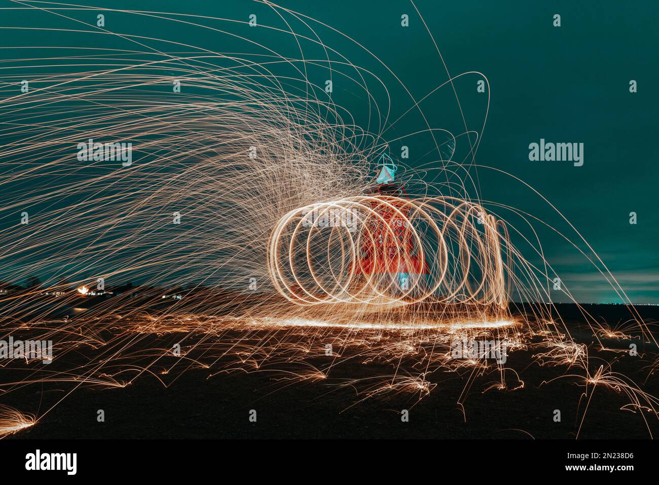 Abstrakte Stahlwollfotografie. Das Bild wird aufgenommen, indem Stahlwolle angezündet wird, das Feuer gedreht wird und man läuft, während ein Langzeitfoto w aufgenommen wird Stockfoto