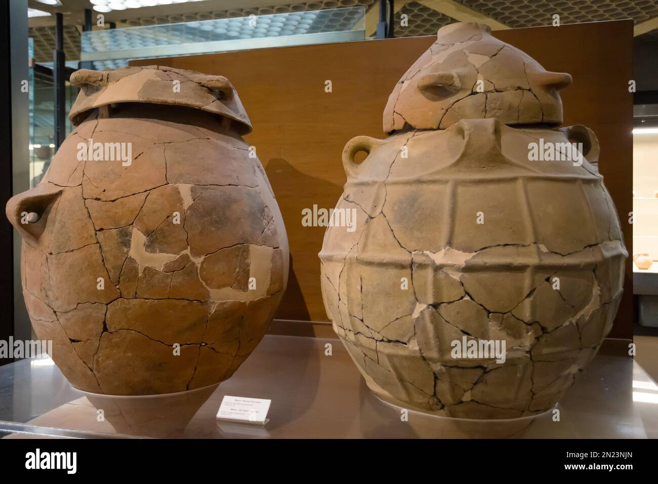 SYRACUSE, SIZILIEN - 23. APRIL 2019: Ausstellungen im archäologischen Museum von Paolo Orsi in Syracuse, Sizilien Stockfoto