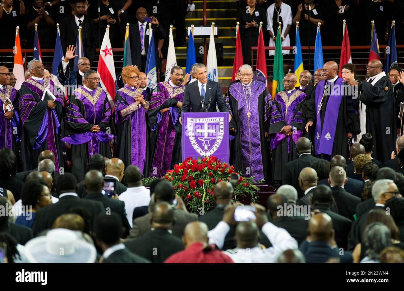 President Barack Obama leads a singing of "Amazing Grace" while delivering the eulogy at the funeral service for Rev. Clementa Pinckney, Friday, June 26, 2015, in Charleston, S.C. (AP Photo/David Goldman) Stockfoto