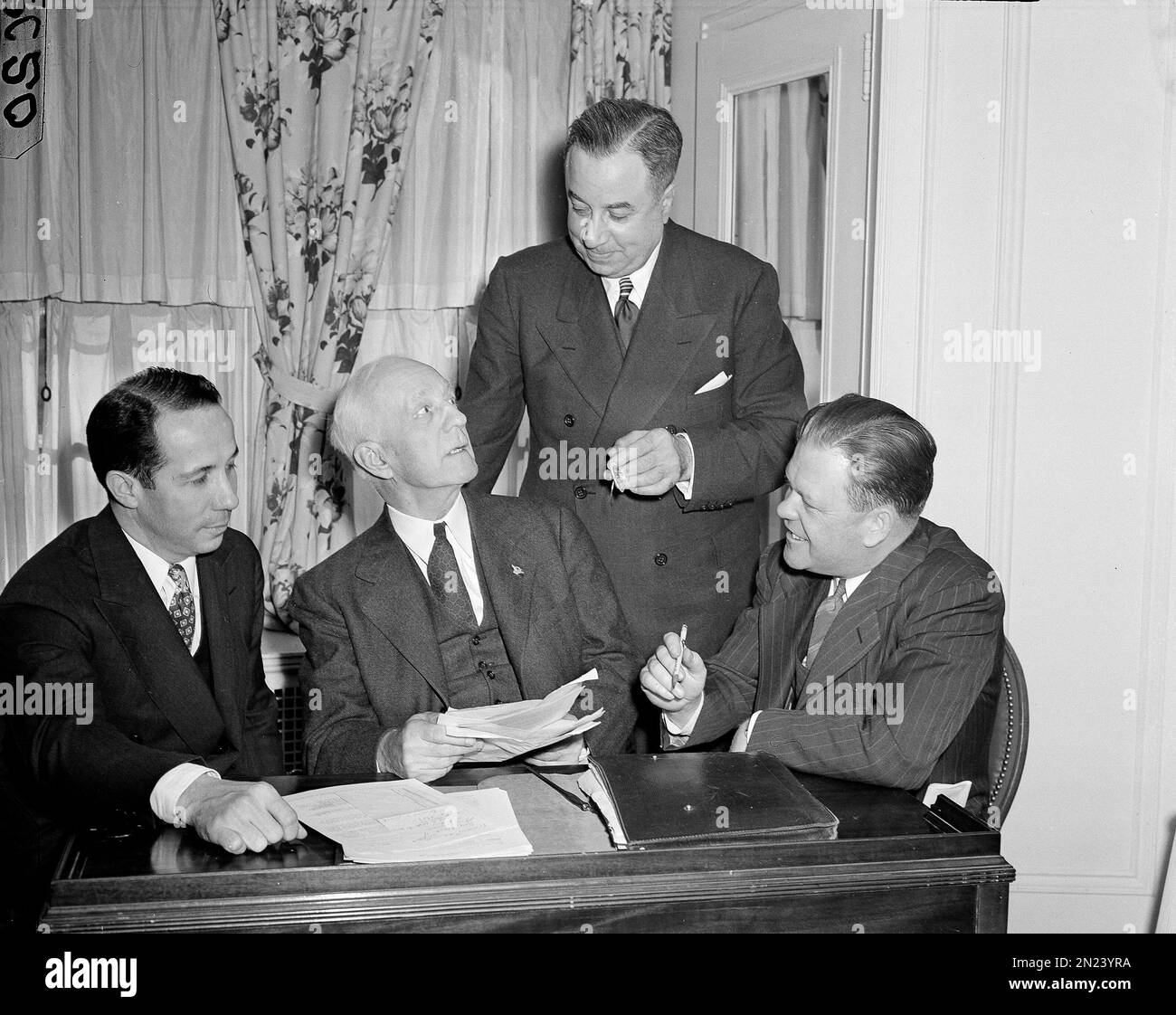 From left: Vernon Stouffer, president of the National Restaurant Association, Cleveland; George R. LeSauvage, chairman of the National War Committee, New York City; Paul H. Martin secretary of the Iowa Restaurant Association, Des Moines, and past president of the National Restaurant Association, Sidney Hoedemaker of Los Angeles, confer on restaurant wartime rationing problems, in Washington, March 10, 1943. (AP Photo/Robert Clover) Stockfoto