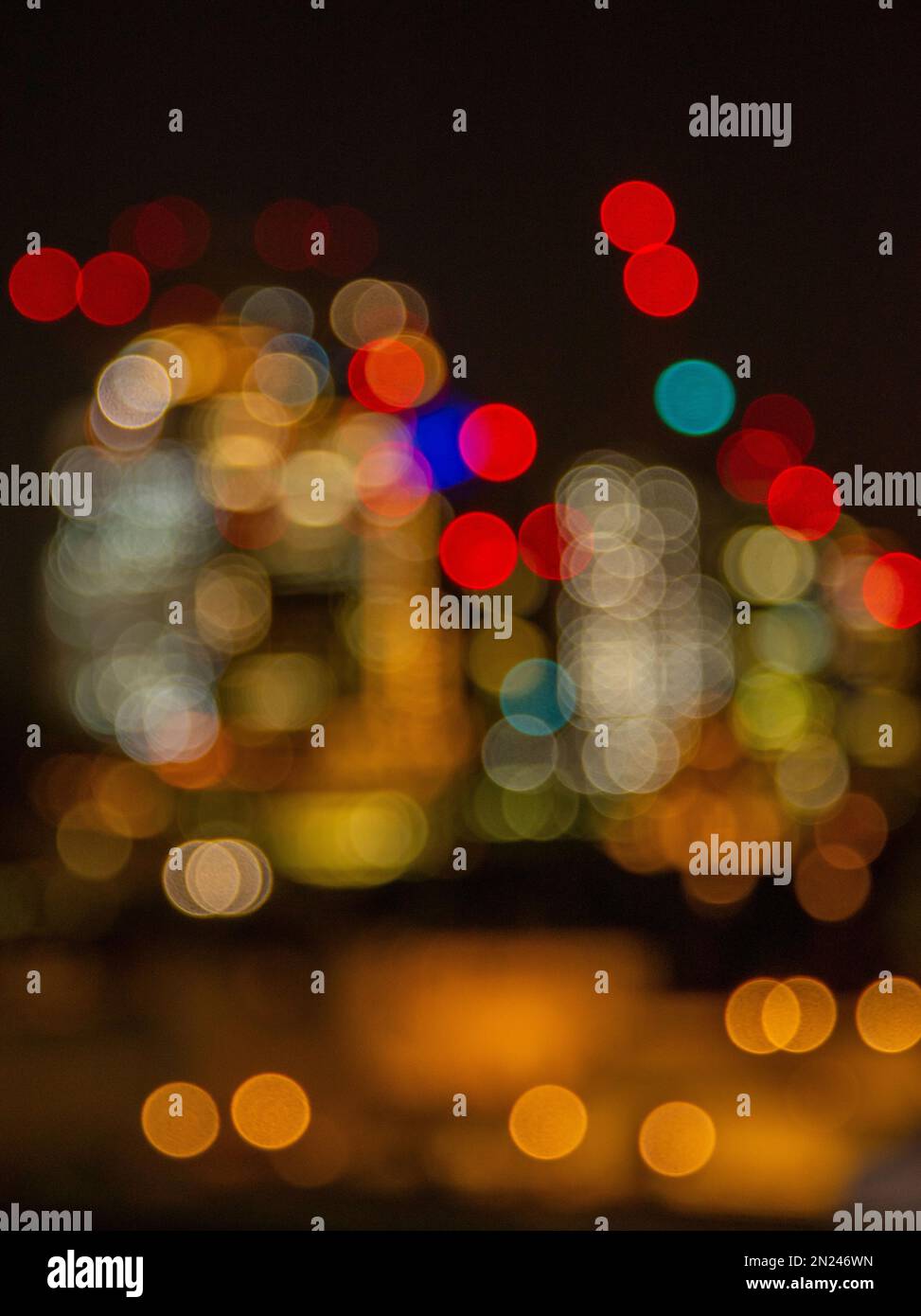Eine vertikale Aufnahme von Stadtlichtern im Bokeh-Effekt Stockfoto