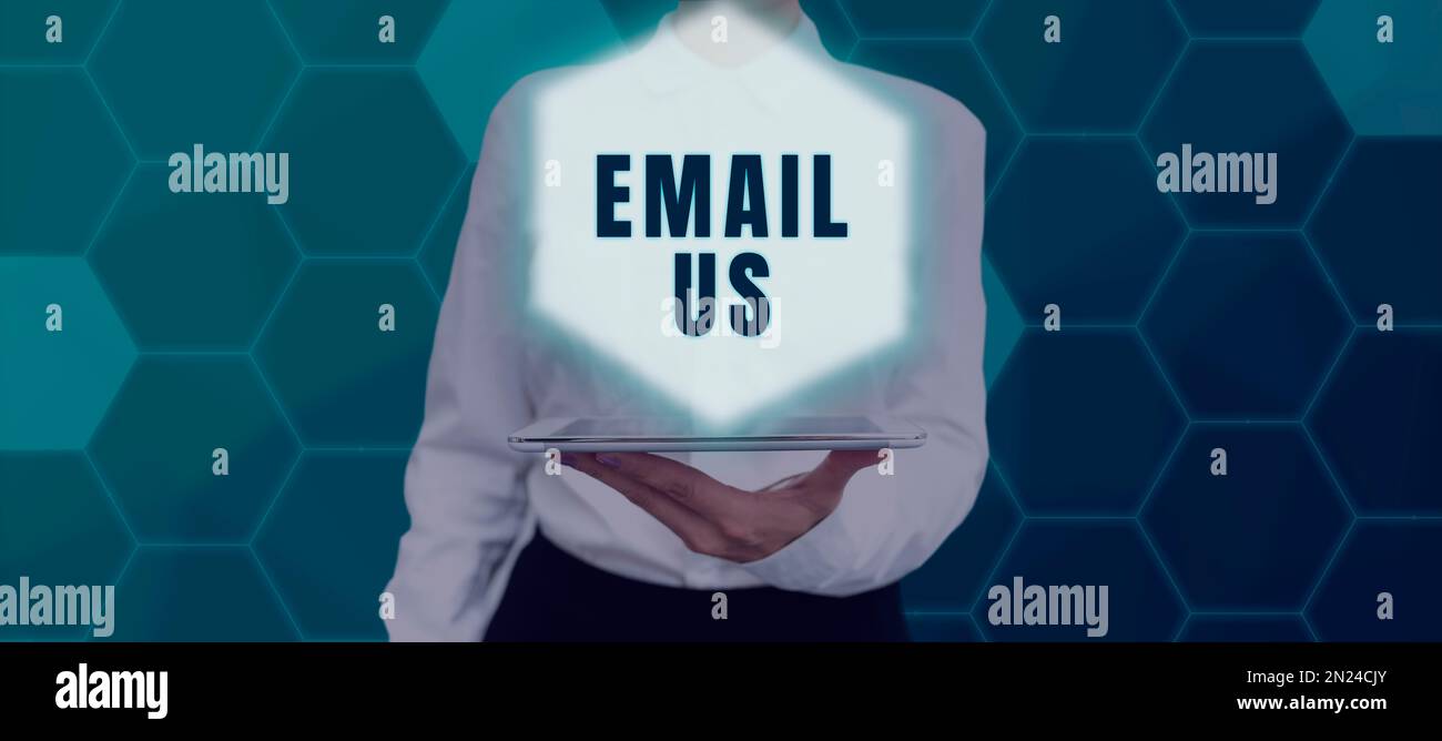 Handgeschriebenes Schild E-Mail uns. Konzeptfoto Senden einer Werbebotschaft per Post an eine Gruppe von Personen Stockfoto