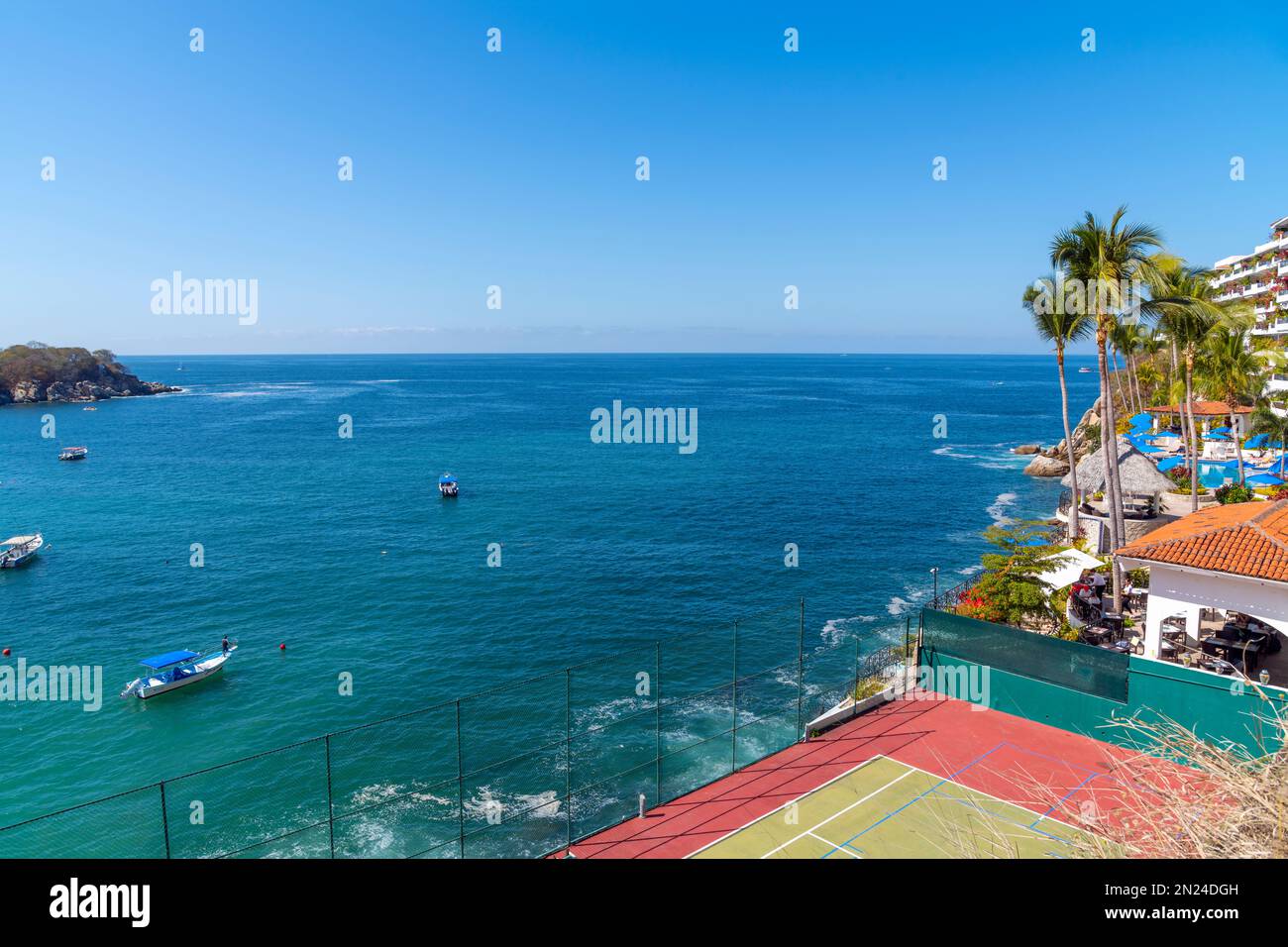 Ein Resort-Hotel am Meer entlang der Küste von Mismaloya, dem Drehort der berühmten Nacht des Iguana-Films in Mazatlan, Mexiko. Stockfoto