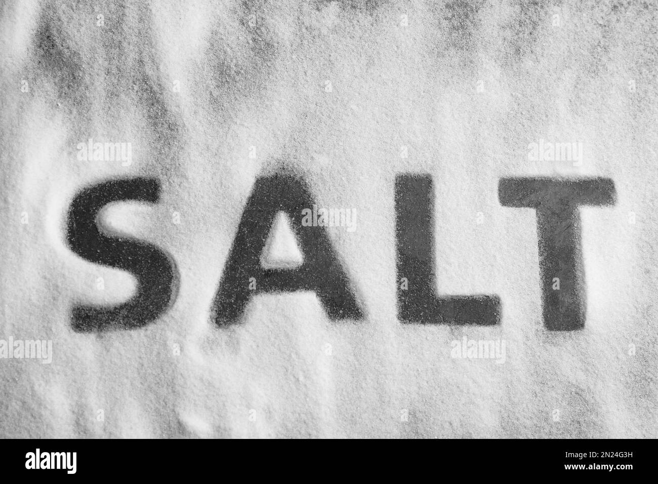 Wort SALZ auf grauem Hintergrund, Draufsicht Stockfoto