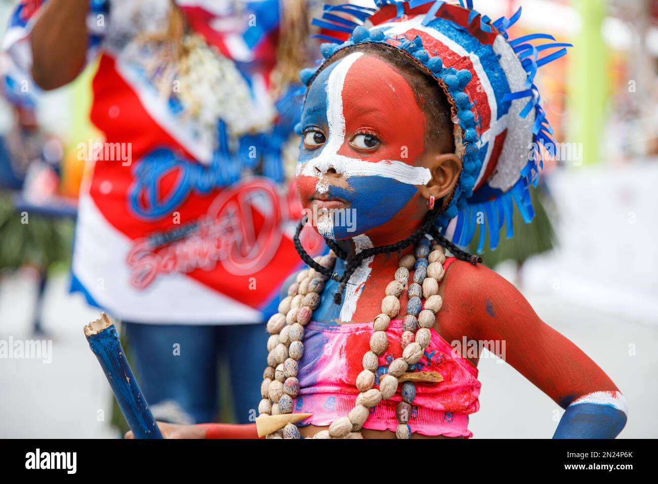 02.04.2023 Dominikanische Republik Punta Cana Jährlicher Karneval. Die Flagge der Dominikanischen Republik im Gesicht des Kindes. Stockfoto