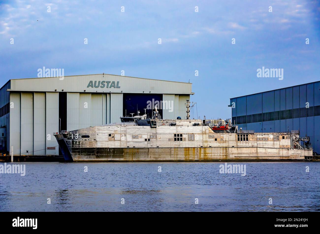 Die USNS Apalachicola (EPF 13) liegt vor der Schiffbauanlage von Austal USA am Mobile River am 30. Januar 2023 in Mobile, Alabama. Stockfoto