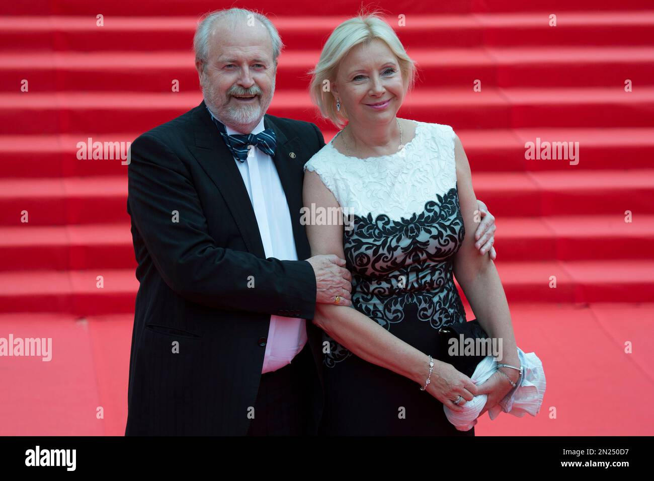 Russian film director Vladimir Khotinenko and his wife Tatyana pose for photographers at the opening ceremony of the 37th Moscow International Film Festival in Moscow, Russia, on Friday, June 19, 2015. (AP Photo/Alexander Zemlianichenko Jr.) Stockfoto