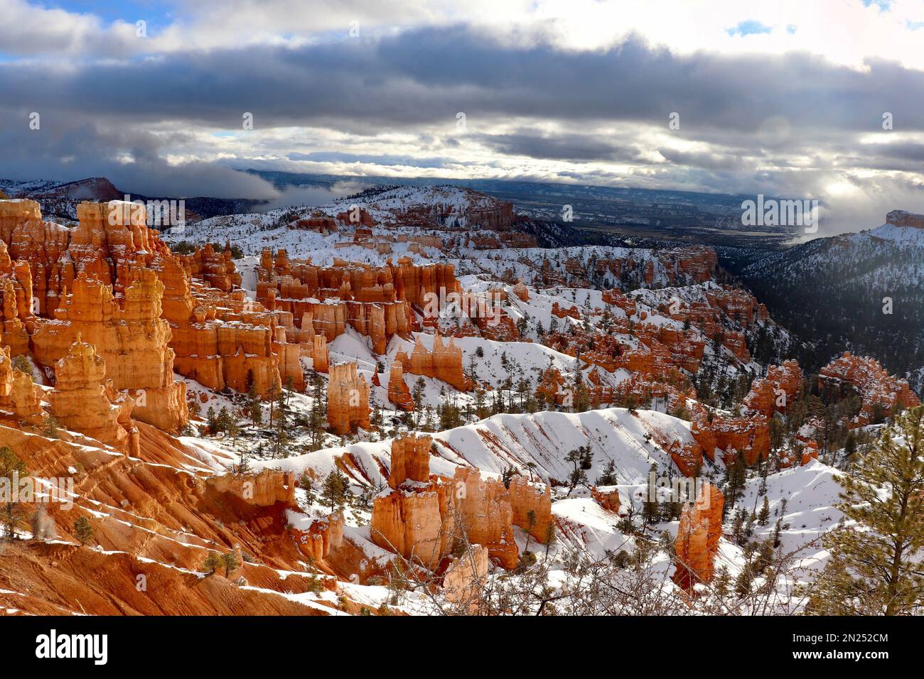 Eine wunderschöne Aufnahme der malerischen, schneebedeckten Felsformationen im Bryce Canyon, Utah Stockfoto