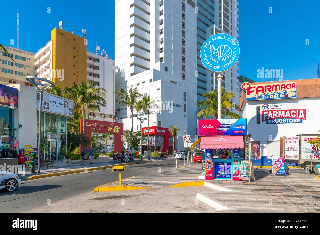 Geschäfte und Cafés säumen die Hauptstraße direkt am Strand in der Golden Zone in Mazatlan, Mexiko. Stockfoto