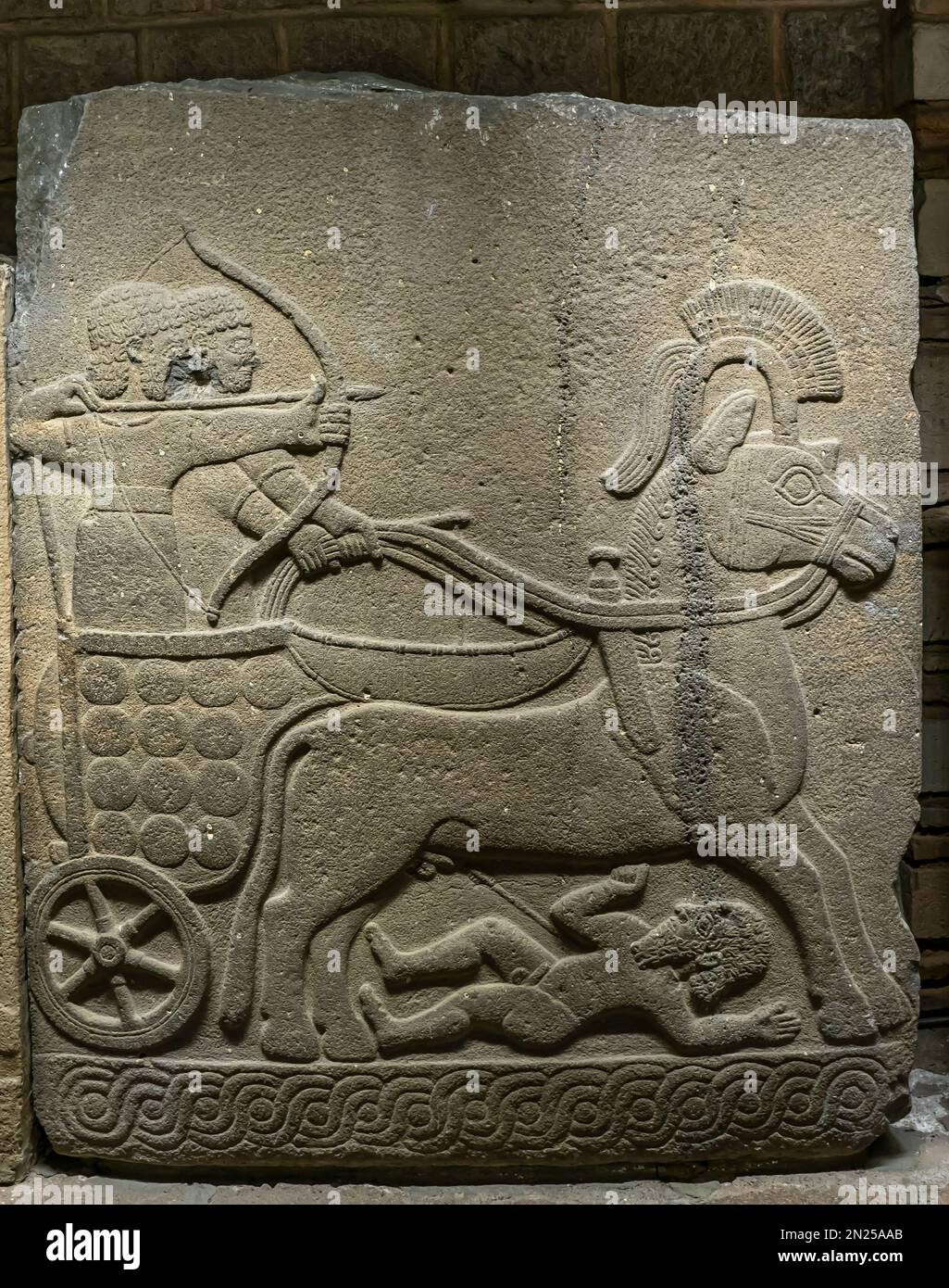 Hittite Relief mit einem Streitwagen, Kriegern, orthostatischen Steinplatten aus langer Mauer, Basalt, Karkamıs, (Kargamıs), karchemisch (Karkemisch), 900–700 V. CHR. Stockfoto