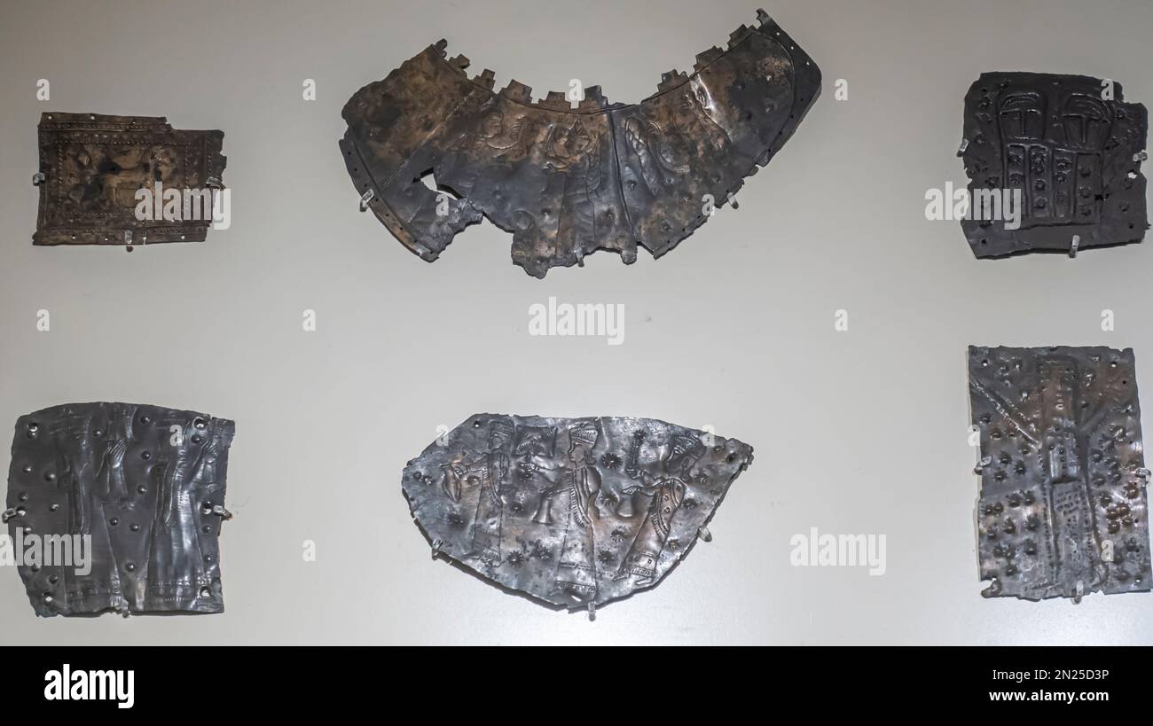 Gürtel (Bronze, Ostanatolien), Votivplaques (Bronze, Giyimli), Pektoralplatte (Bronze Ostanatolien). 8. Bis 6. Jahrhundert v. Chr Stockfoto