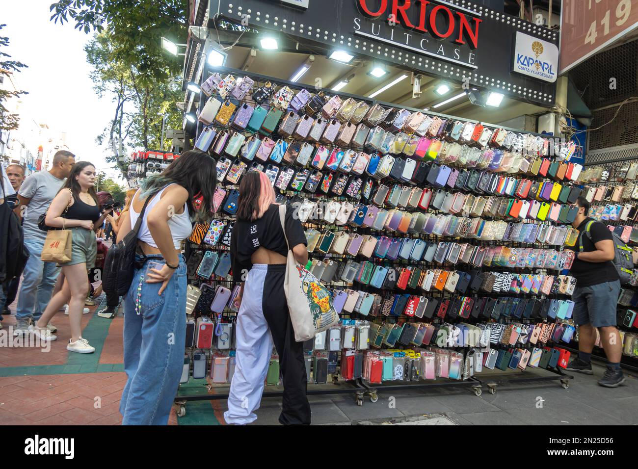 Junge Frauen, die sich Smartphone-Zubehör ansehen, Smartphone-Taschen, die auf dem Stand in der Türkei in Ankara verkauft werden Stockfoto