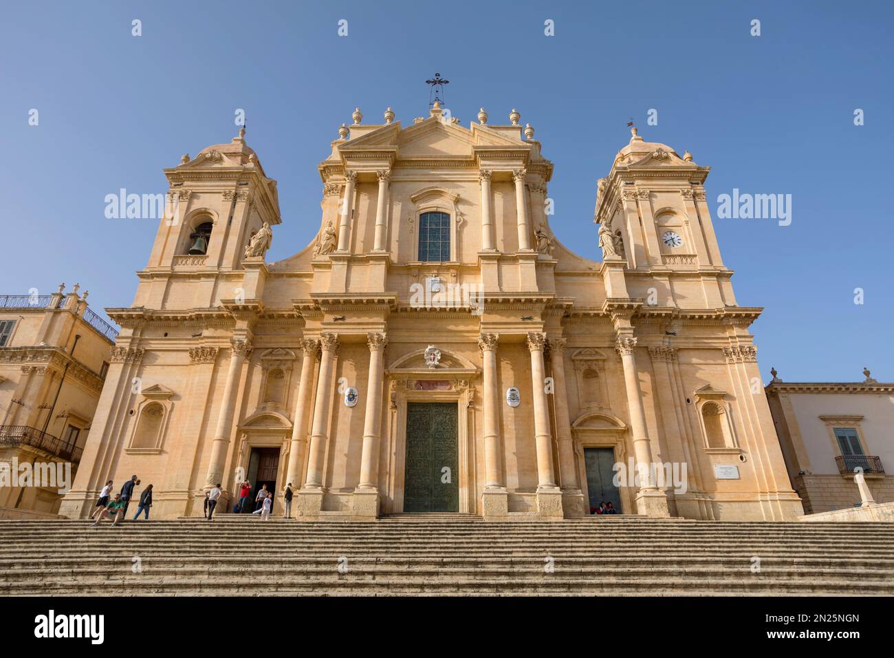 NOTO, SIZILIEN - 23. APRIL 2019: Touristen besuchen die Kathedrale Noto und die Piazza del Duomo, Sizilien Stockfoto