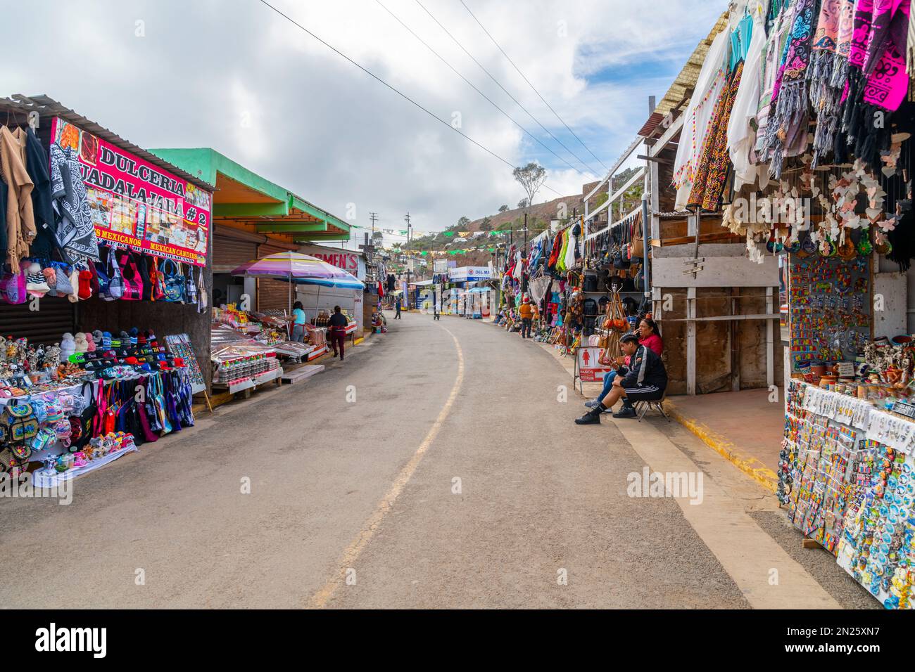 Der Touristenmarkt La Bufadora mit Geschäften im Freien bietet Souvenirs und Speisen auf dem Weg zum La Bufadora Blowhole in Punta Banda, Mexiko. Stockfoto