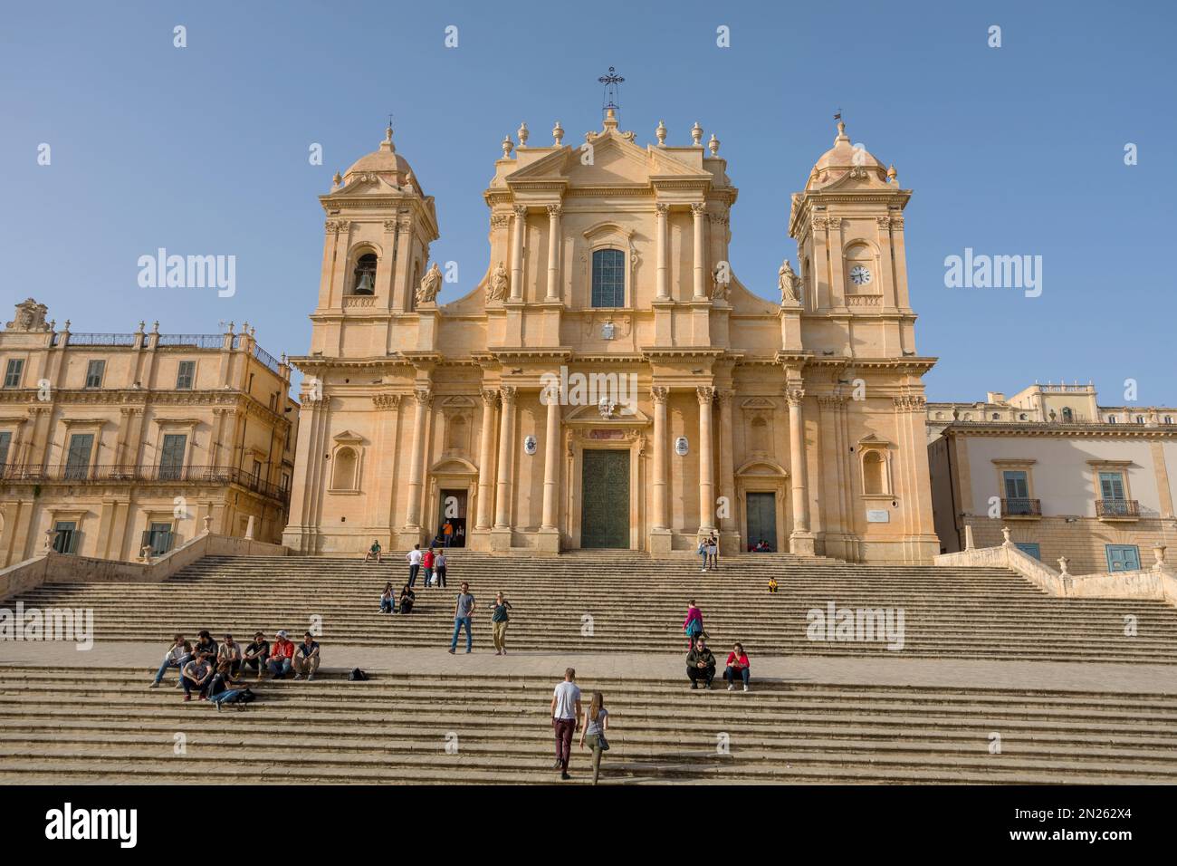 NOTO, SIZILIEN - 23. APRIL 2019: Touristen besuchen die Kathedrale Noto und die Piazza del Duomo, Sizilien Stockfoto