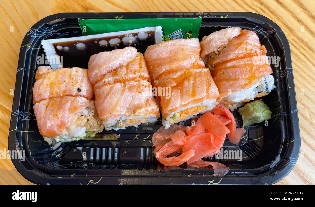 Sushi in Plastikbehältern zum Mitnehmen Stockfoto