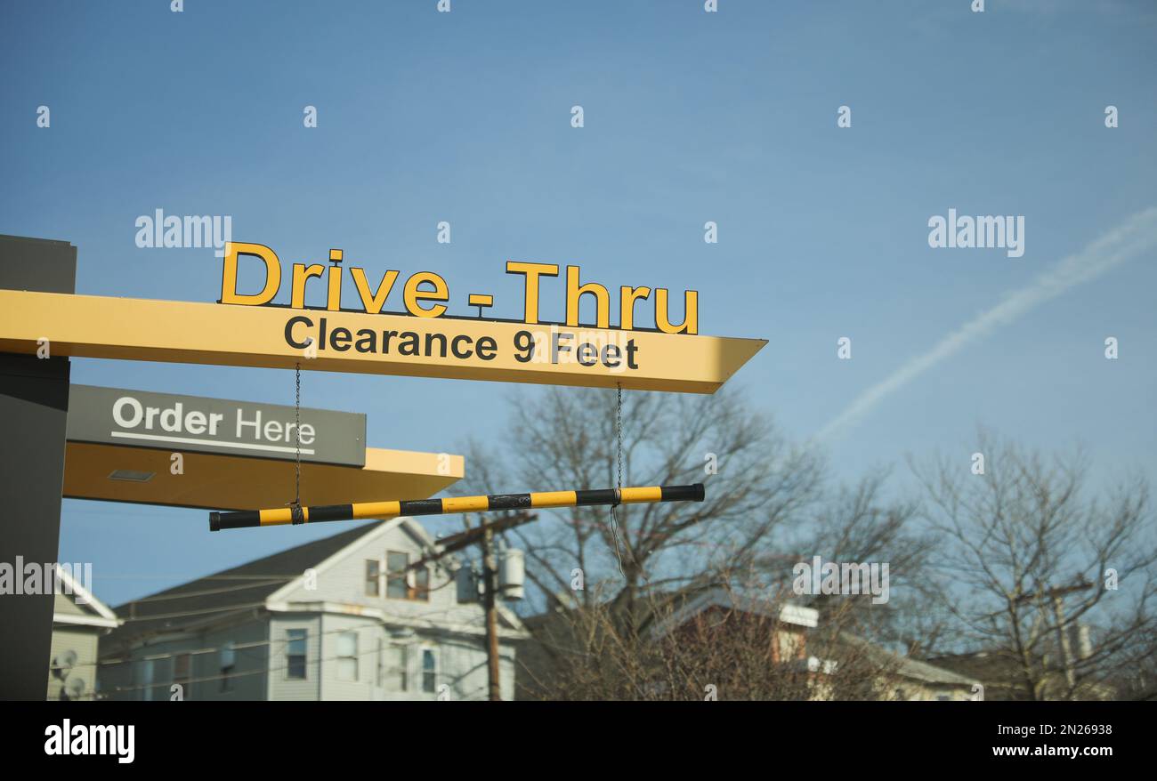 Sie fahren tagsüber über über über McDonald's Drive Through Stockfoto