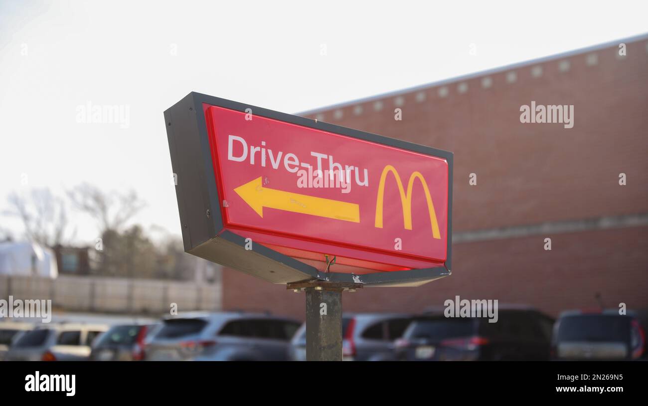 Sie fahren tagsüber über über über McDonald's Drive Through Stockfoto