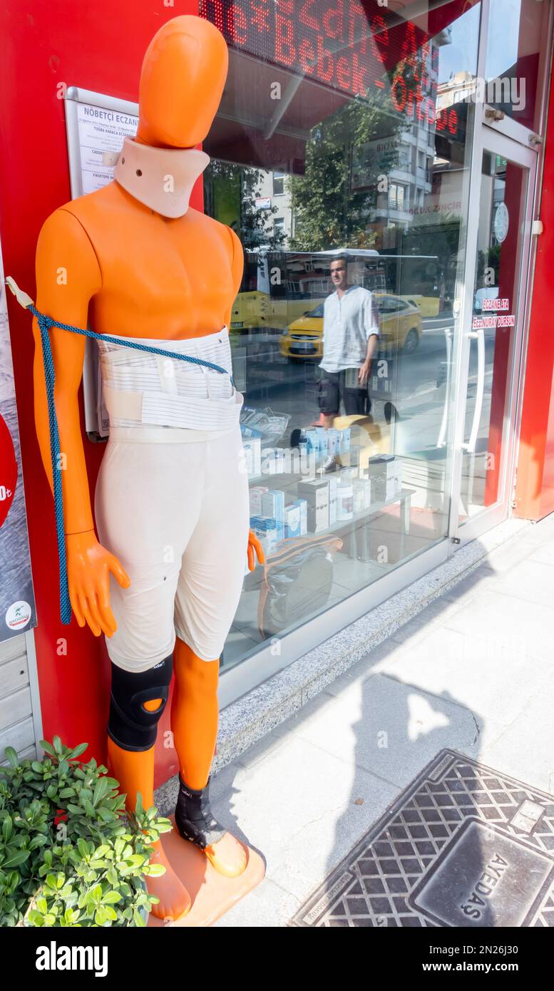 Medizinische Schaufensterpuppe - Menschengrosse Figur bandagiert. Schaufensterpuppen in der Apotheke in Istanbul Türkei Stockfoto