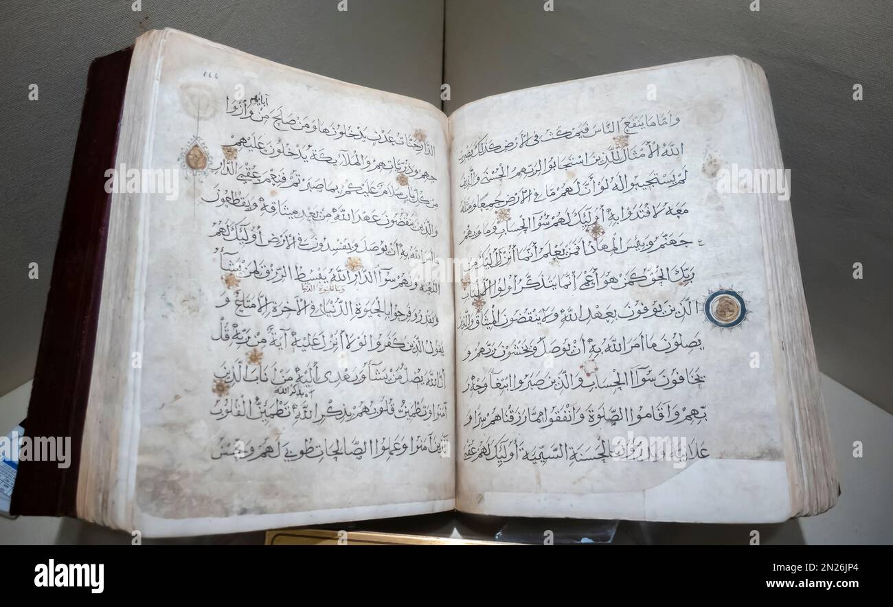 Heiliger Koran aus dem 13. Jahrhundert. Geschrieben von Mehmed bin Nihal aus Meragin. Ausgestellt in Askeri Müse, Istanbul, Türkei Stockfoto