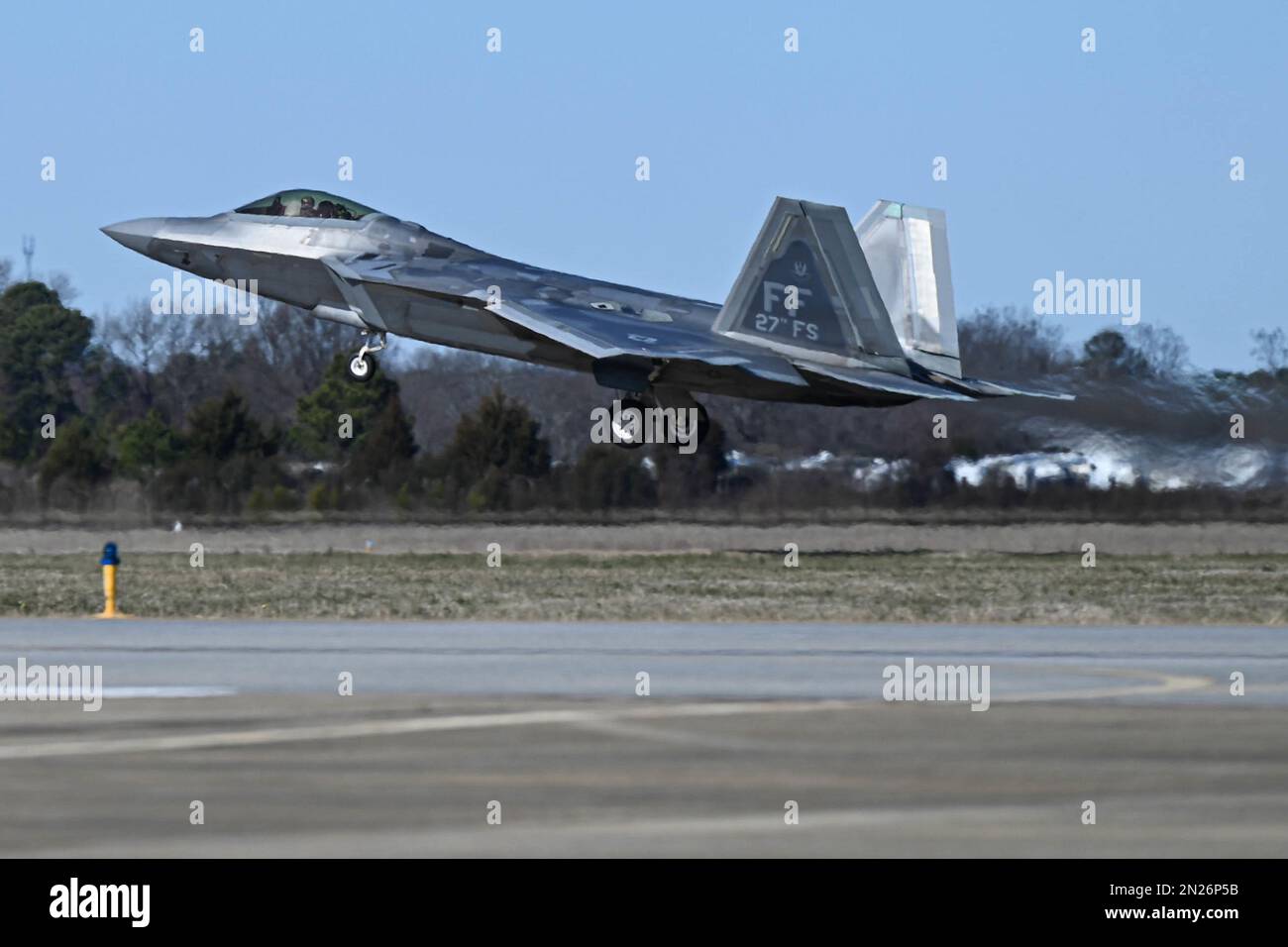 Auf Anweisung des Präsidenten der Vereinigten Staaten und mit der vollen Unterstützung der kanadischen Regierung, eine US-amerikanische Air Force F-22 Raptor startet am 4. Februar 2023 von Joint Base Langley-Eustis, Virginia, um einen chinesischen Überwachungsballon abzuschießen. Die Northern Command Authority hat am 4. Februar 2023 einen Überwachungsballon in großer Höhe im US-Luftraum und über US-Hoheitsgewässern zum Absturz gebracht. Die USS Carter Hall (LSD 50) ist das führende Schiff bei der Rückgewinnung von Trümmern unter der Leitung der Marine in Zusammenarbeit mit den USA Küstenwache, mit mehreren Unten Stockfoto