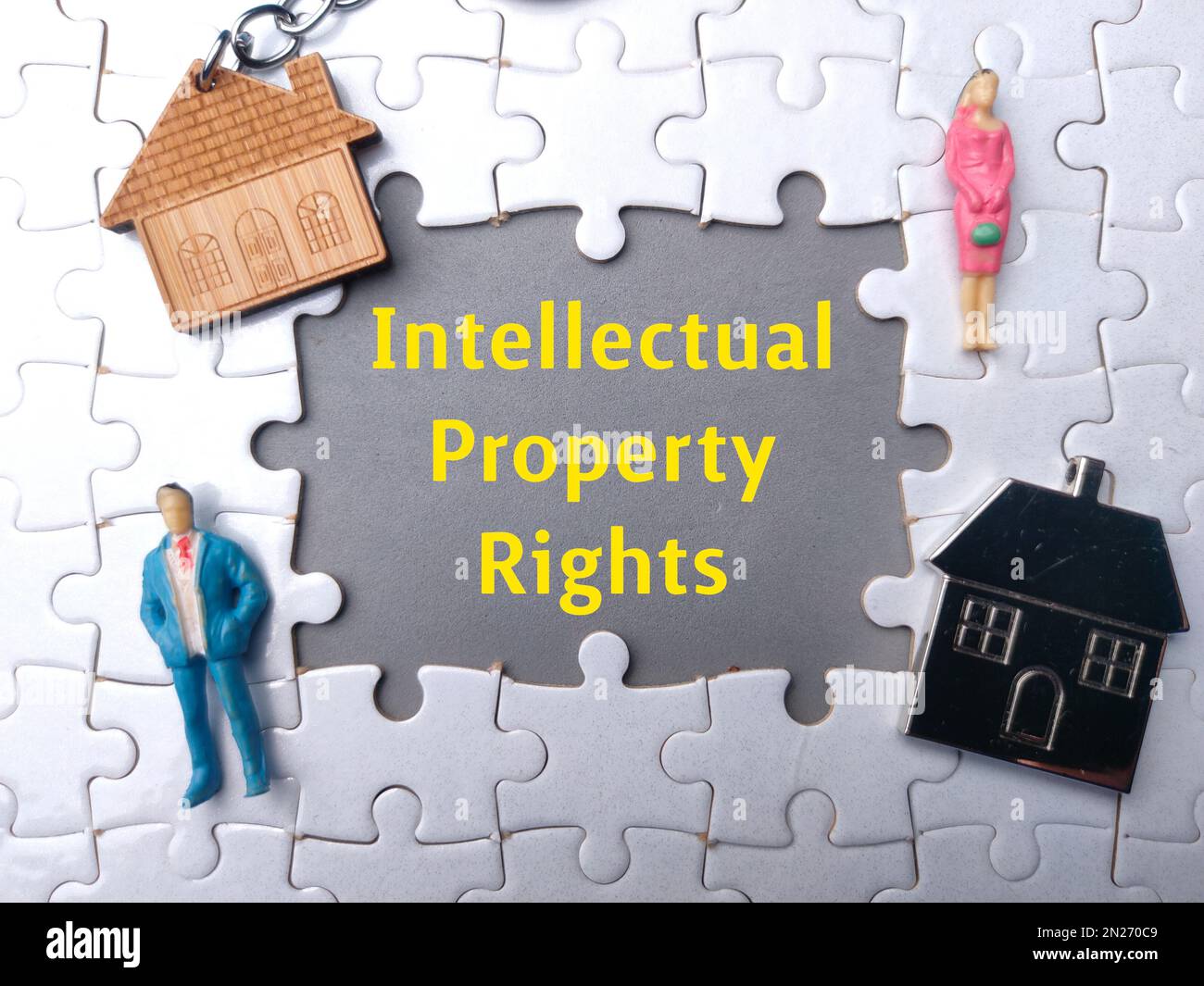Text Intellectual Property Rights mit Miniature People and Toys House. Geschäftskonzept Stockfoto