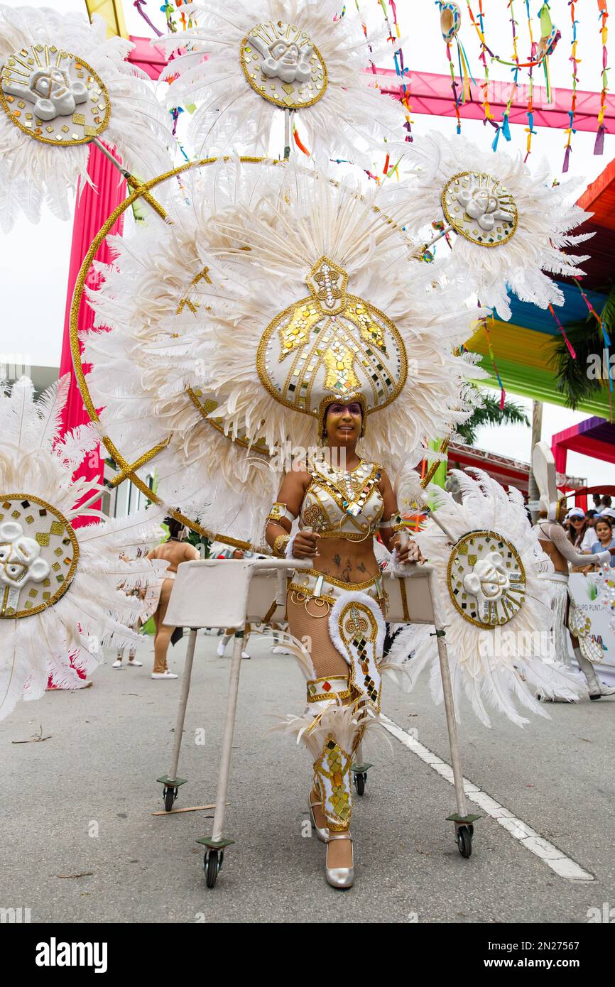 02.04.2023 Dominikanische Republik Punta Cana Jährlicher Karneval. Ein Mädchen in einem Karnevalskostüm. Stockfoto