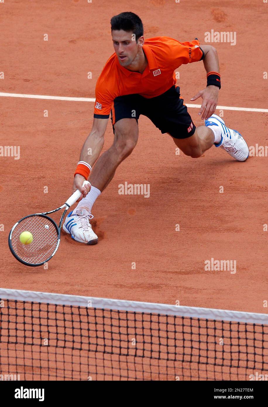 Serbia's Novak Djokovic returns the ball to Britain's Andy Murray, right, during their semifinal match of the French Open tennis tournament at the Roland Garros stadium, Friday, June 5, 2015 in Paris, France. (AP Photo/Francois Mori) Stockfoto