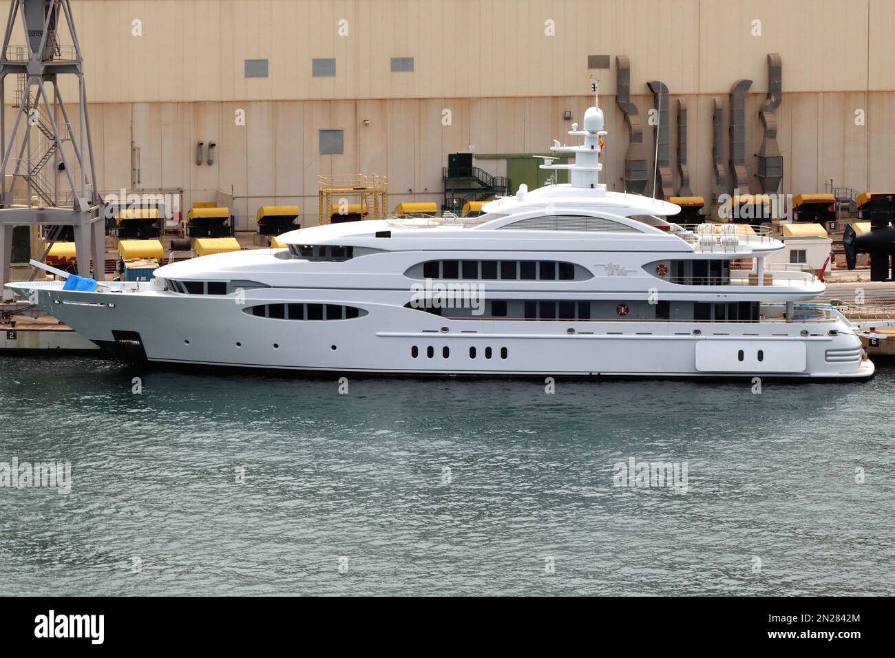 Luxus-Superyacht "Vive la Vie" im Besitz des Schweizer Milliardärs Willy Michel, festgemacht in der Navantia Servicing Facility, Cartagena, Spanien Stockfoto