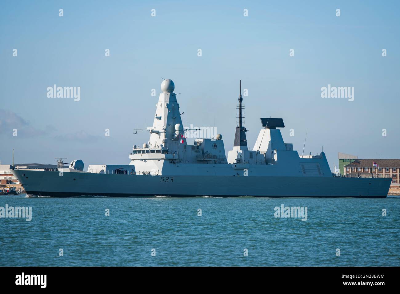 HMS Dauntless (D33) verlässt Portsmouth (Vereinigtes Königreich) am 6. Februar 2023 für das See- und Waffentraining. Stockfoto