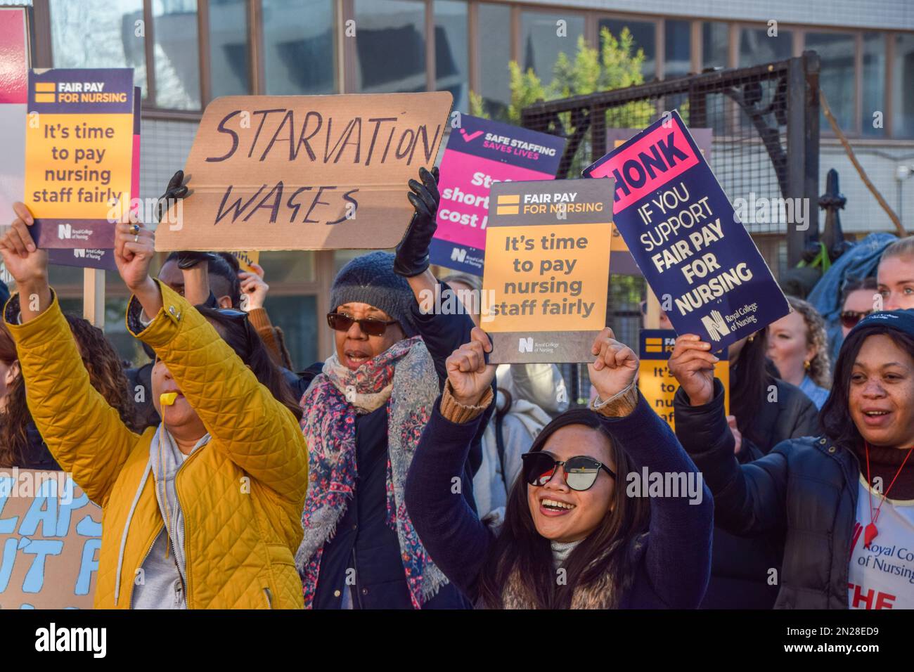 London, Großbritannien. 06. Februar 2023. Krankenschwestern halten während der Demonstration auf der Streikposte vor dem St. Thomas' Hospital Plakate, um eine gerechte Bezahlung zu unterstützen, da Tausende von NHS-Krankenschwestern in ganz Großbritannien ihre Streiks über die Bezahlung fortsetzen. (Foto: Vuk Valcic/SOPA Images/Sipa USA) Guthaben: SIPA USA/Alamy Live News Stockfoto