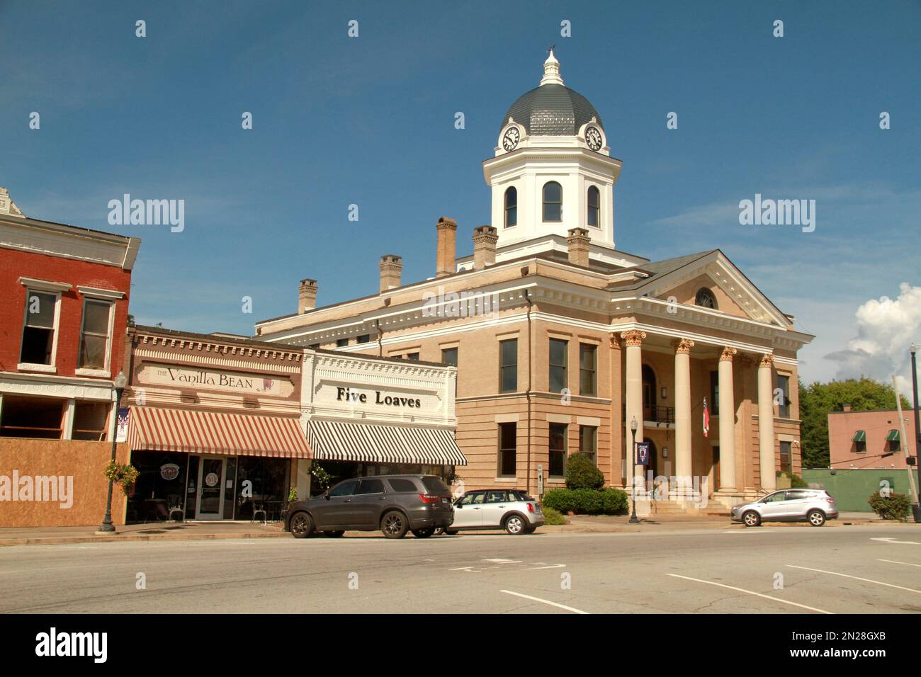Monticello, GA, USA. Jasper County Courthouse und Geschäftsgebäude am Monticello Square. Stockfoto