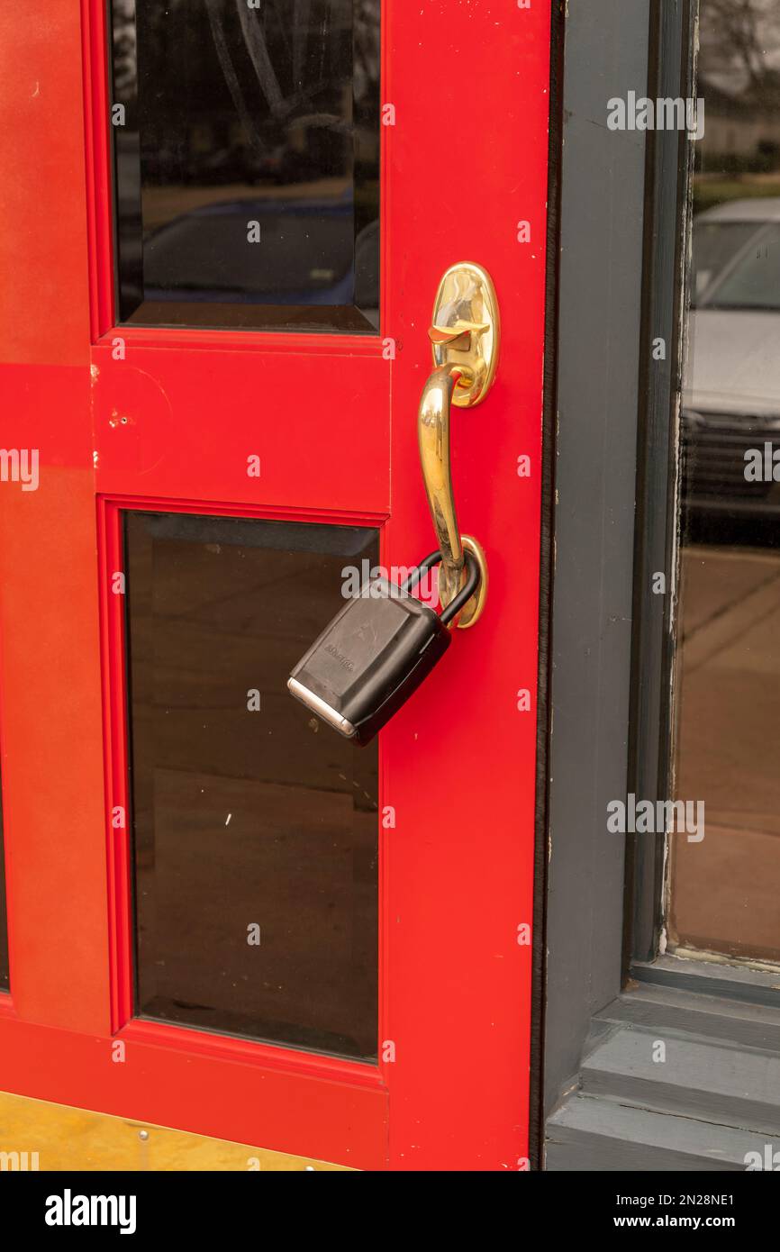 Tür zu einem leeren Geschäftsgebäude oder Raum mit einem schließfach eines maklers am Türgriff in Montgomery Alabama, USA. Stockfoto