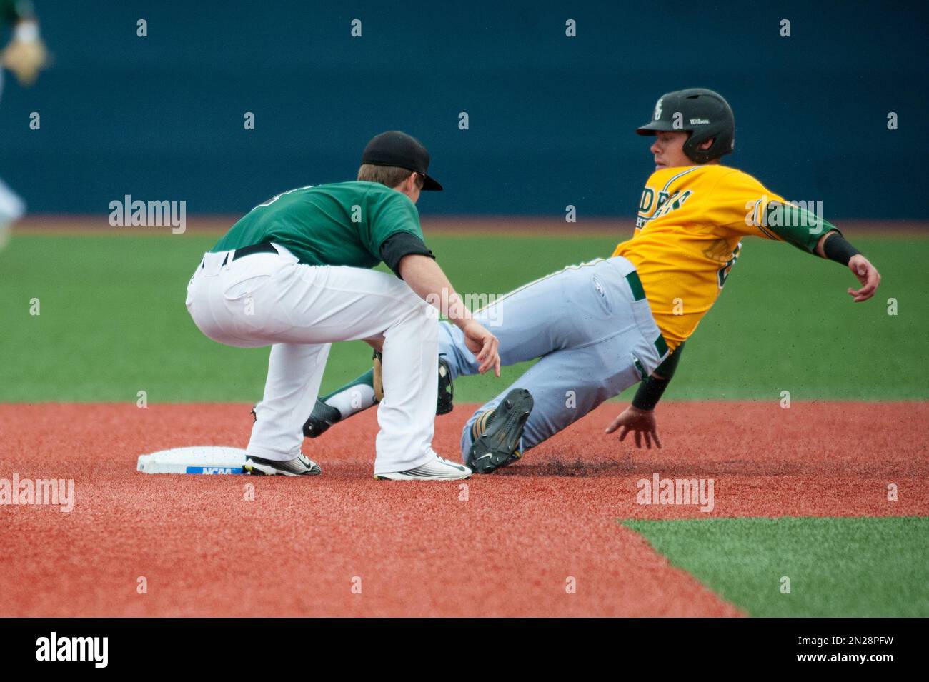 Ohio infielder Garrett Black, left, tags out Wright State infielder John Brodner, who was trying to steal second, during the fourth inning of an NCAA college baseball tournament regional game, Sunday, May 31, 2015, in Champaign, Ill. (AP Photo/Bradley Leeb) Stockfoto