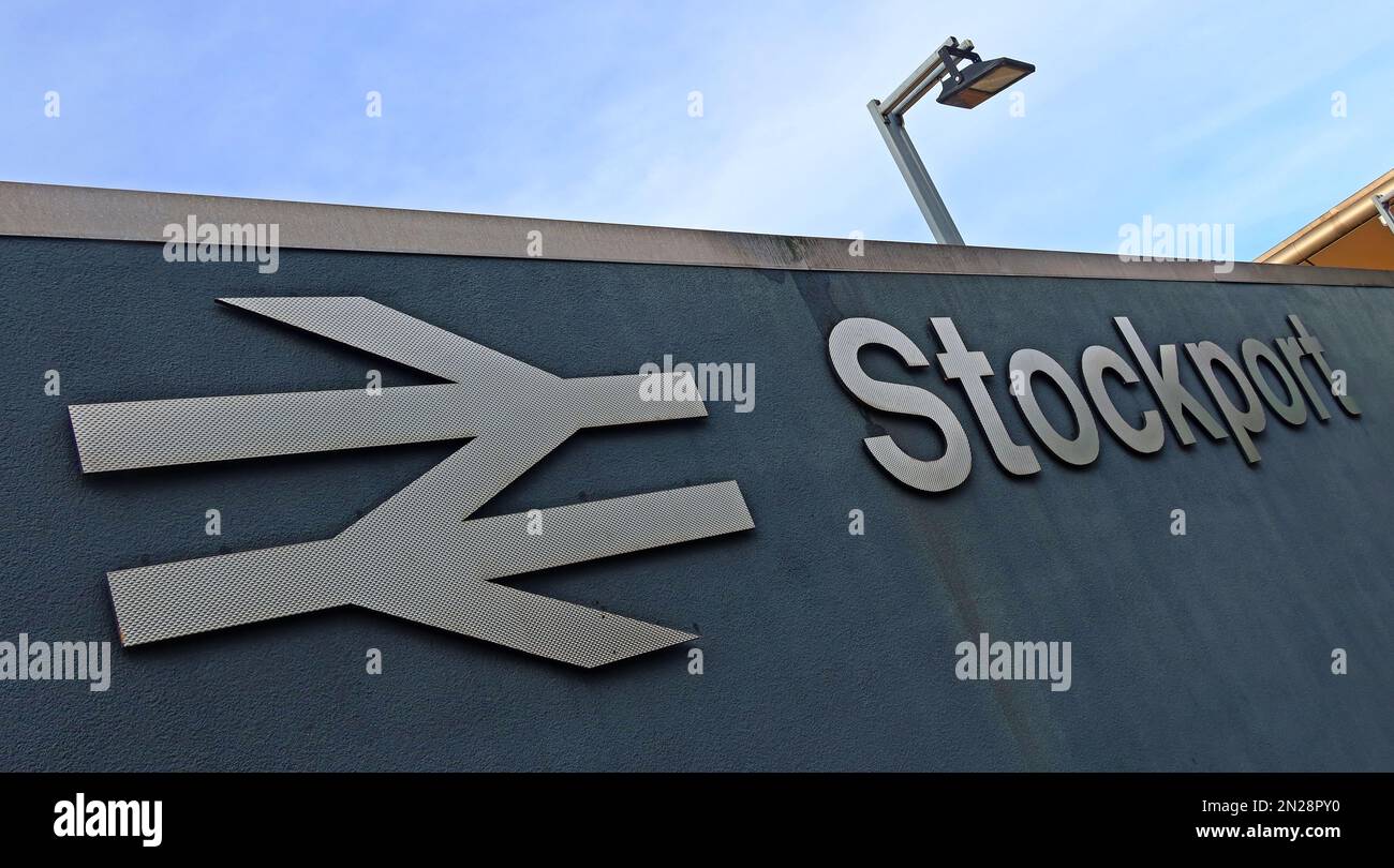 Stockport Bahnhof, Außenansicht mit BR British Railways Logo, Stockport Bahnhof , Grand Central Way, Stockport, Cheshire, England,SK3 9HZ Stockfoto