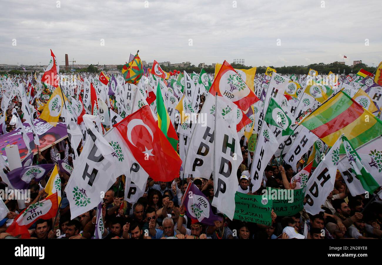 Supporters of Selahattin Demirtas, co-chair of the pro-Kurdish Peoples' Democratic Party (HDP) wave the Turkish national flag and party banners as he addresses an election rally in Istanbul, Turkey, Saturday, May 30, 2015. Turkey will hold general election on June 7, 2015 and approximately 56 million Turkish voters are eligible to cast their ballots to elect the 550 members of the Grand National Assembly. (AP Photo/Emrah Gurel) Stockfoto
