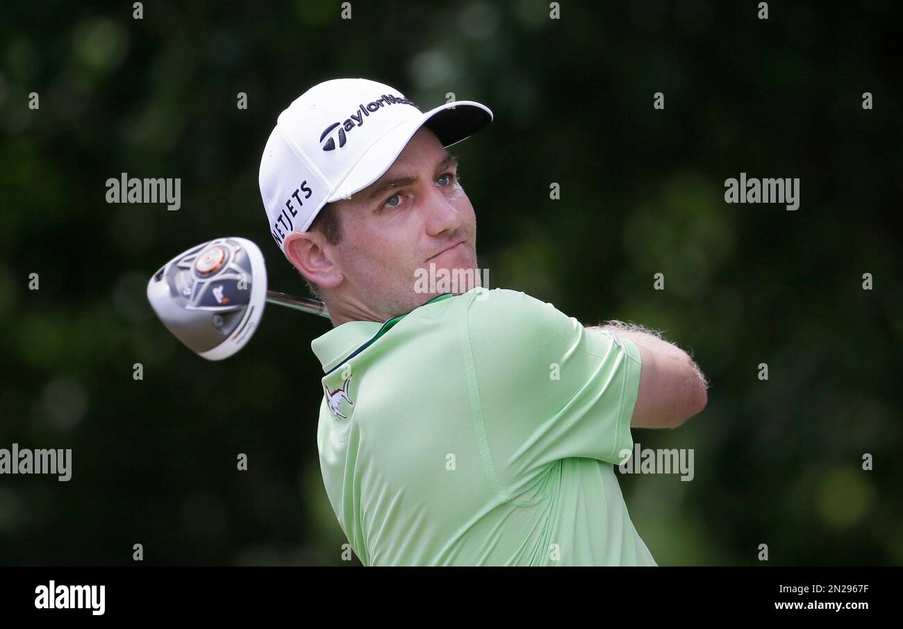 Brendon Todd watches his tee shot on the first hole during the first round of the Byron Nelson golf tournament, Thursday, May 28, 2015, in Irving, Texas. (AP Photo/LM Otero) Stockfoto