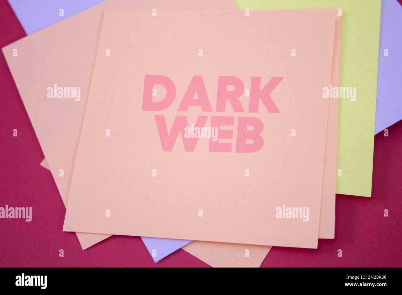 Dark Web. Text auf Haftpapier. Erinnerungsnachricht zu Veranstaltungen und Feiern. Stockfoto