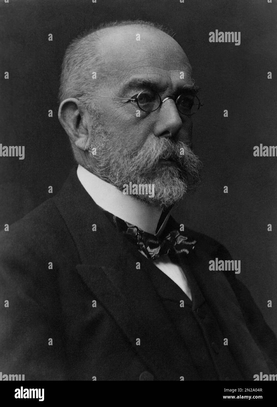 1908 Ca, DEUTSCHLAND : der deutsche Doktor ROBERT KOCH ( 1843 - 1910 ). Er wurde berühmt für die Entdeckung des Anthrax-Bazillus ( 1877 ), des Tuberkulose-Bazillus ( 1882 ) und der Cholera vibrio ( 1883 ) sowie für seine Entwicklung von Kochs Postulaten. 1905 erhielt er den NOBELPREIS für Physiologie oder Medizin für seine Tuberkulosebefunde . Er gilt als einer der Gründer der Bakteriologie Unbekannter Fotograf . - BATTERIOLOGO - TBC - BATTERIOLOGIA - TUBERCOLOSI - ANTRACE - PREMIO NOBEL PER LA MEDICINA - VIROLOGIA - VIRUS - VIROLOGO - MEDICIN - SCIENZA - SCIENZIATO - BIOLOGIA - BIOLOGY Stockfoto