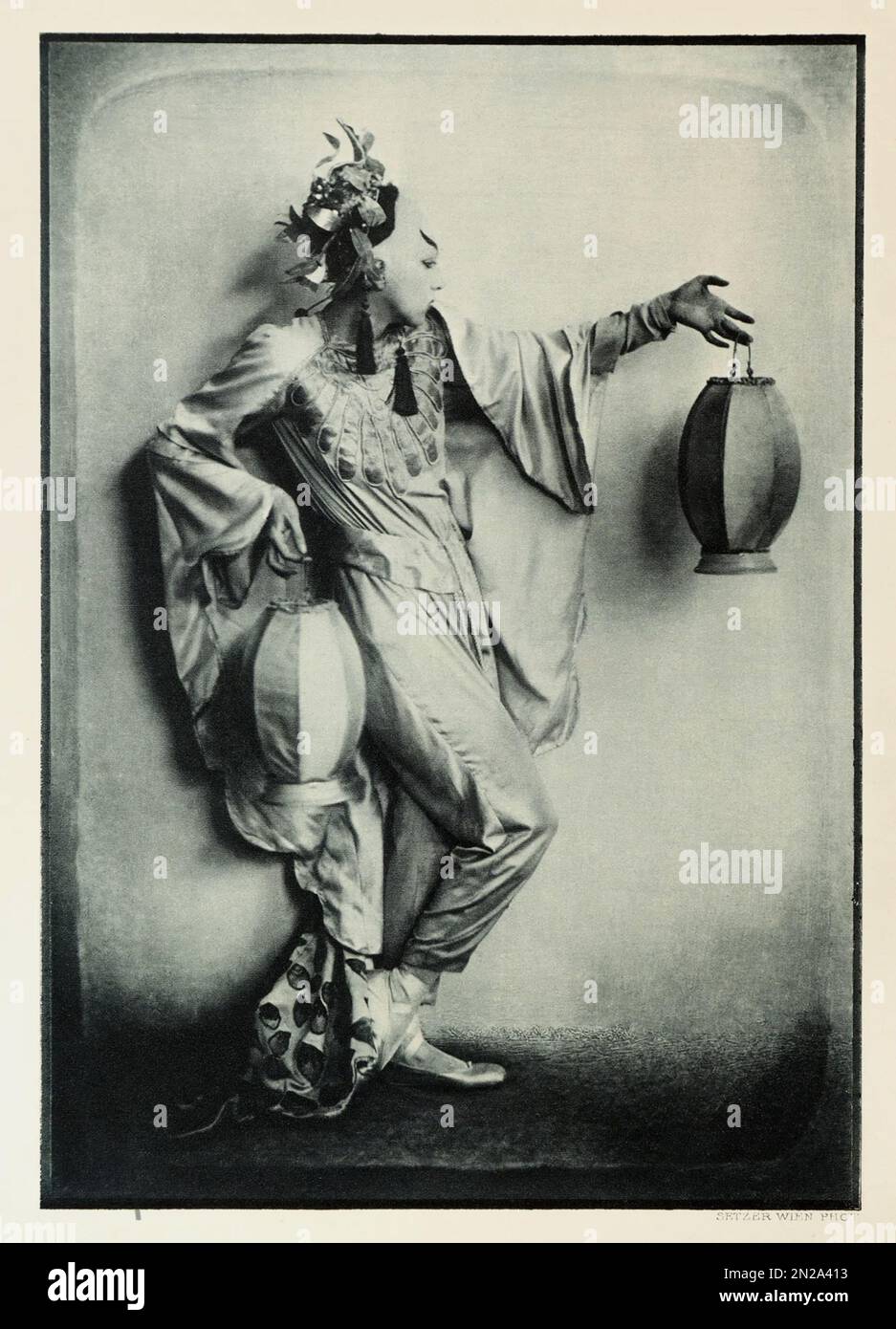 1922 Ca , Wien , ÖSTERREICH : die deutsche Tänzerin LO HESSE ( 1889 - 1983 Ca ) in der Rolle von TSCHAIKIUN . Foto: Franz Xavier SETZER ( 1886 - 1939 ) .- TANZ - DANZA - Ballerina - avanguardia - avantgarde - BALLETTO - TEATRO - AVANGUARDIA - Theater - moderno - MODERNISMO - MODERNISMUS - Kostüm di scena - Bühnenkostüm - ORIENTALE - ORIENTALISTA - ORIENTALIST - EXOTIC - ESOTICO - EXOTISMUS - ESOTISMO - MYSTERY ENIGMA - ENIGMATICO - ENIGMATICA - GESCHICHTE - FOTOSTORICHE - REPUBBLICA DI WEIMAR - KABARETT - CAMP IDOL - ANNI FOLLI - ANNI VENTI - JAZZ AGE - 1920ER - '20 - 20ER - GIAPPONESIS Stockfoto