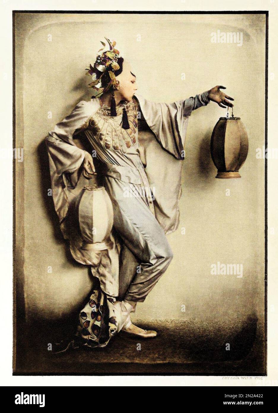 1922 Ca , Wien , ÖSTERREICH : die deutsche Tänzerin LO HESSE ( 1889 - 1983 Ca ) in der Rolle von TSCHAIKIUN . Foto: Franz Xavier SETZER ( 1886 - 1939 ). DIGITAL KOLORIERT. TANZ - DANZA - Ballerina - avanguardia - avantgarde - BALLETTO - TEATRO - AVANGUARDIA - Theater - moderno - MODERNISMO - MODERNISMUS - Kostüm di scena - Bühnenkostüm - ORIENTALE - ORIENTALISTA - ORIENTALIST - EXOTISCH - ESOTICO - EXOTISMUS - ESOTISMO - MYSTERY - ENIGMA - ENIGMATICO - ENIGMATICA - GESCHICHTE - FOTOSTORICHE - REPUBBLICA DI WEIMAR - KABARETT - CAMP IDOL - ANNI FOLLI - ANNI VENTI - JAZZ AGE - 1920ER - '2 Stockfoto