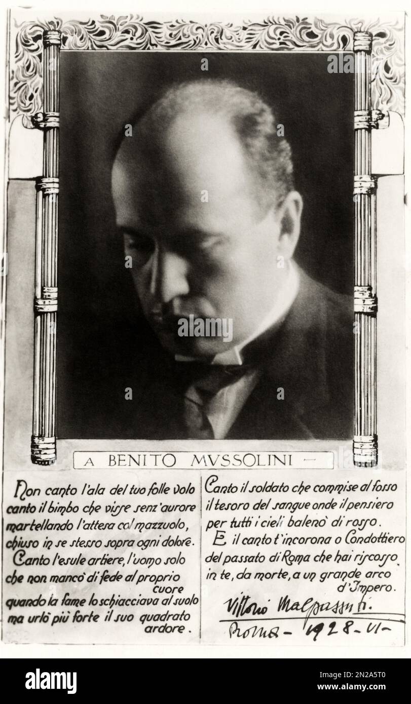 1928 , ROM , ITALIEN : der italienische faschistische Herzog BENITO MUSSOLINI mit einem Gedicht des faschistischen Dichters VITTORIO MALPASSUTI dei marchesi di Montiglio ( 1899 - 1944 ) . Foto von Eva Barrett , Roma . - Ritratto - Portrait - POLITICA - POLITICO - ITALIA - POLITIC - Portrait - ITALIEN - FASCISMO - FASCHISMUS - FASCISTA - ITALIA - ANNI VENTI - '20 - 20 's - cappello - hat - scarpe bicolore - Schuhe - MODE - MODA MASCHILE - Kragen - colletto - Krawatte - Cravatta - AUTOGRAFO - AUTOGRAMM - UNTERSCHRIFT - FIRMA - Poesie --- Archivio GBB Stockfoto