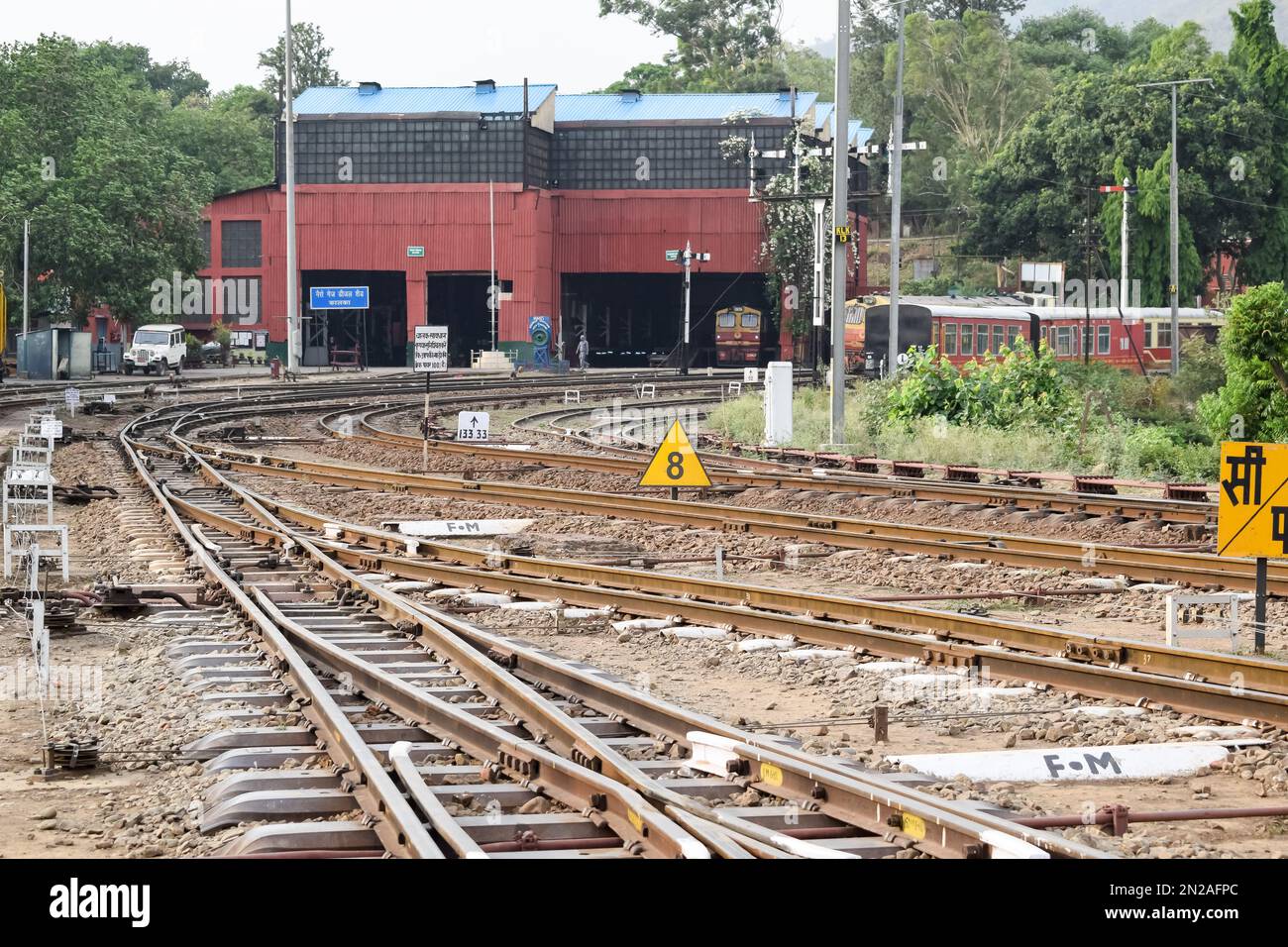 Blick auf die Toy Train Railway Tracks von der Mitte während des Tages in der Nähe von Kalka Bahnhof in Indien, Toy Train Track Ansicht, Indian Railway Kreuzung, He Stockfoto