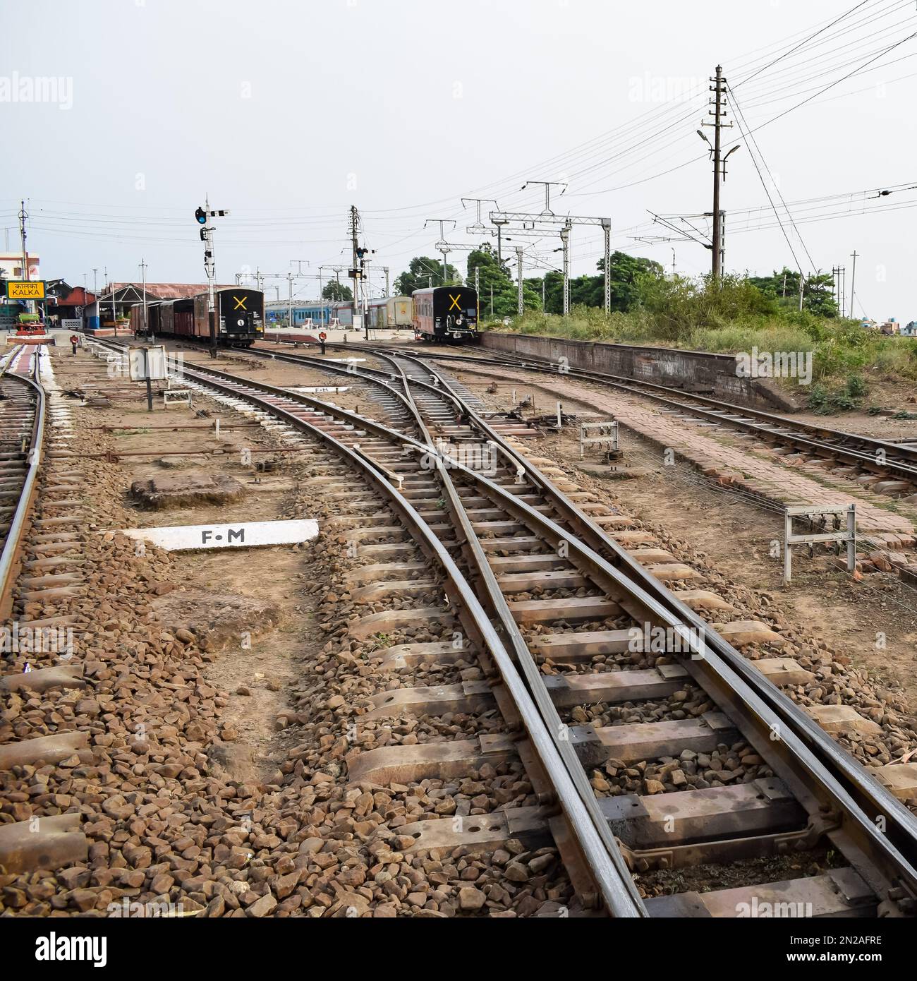 Blick auf die Toy Train Railway Tracks von der Mitte während des Tages in der Nähe von Kalka Bahnhof in Indien, Toy Train Track Ansicht, Indian Railway Kreuzung, He Stockfoto