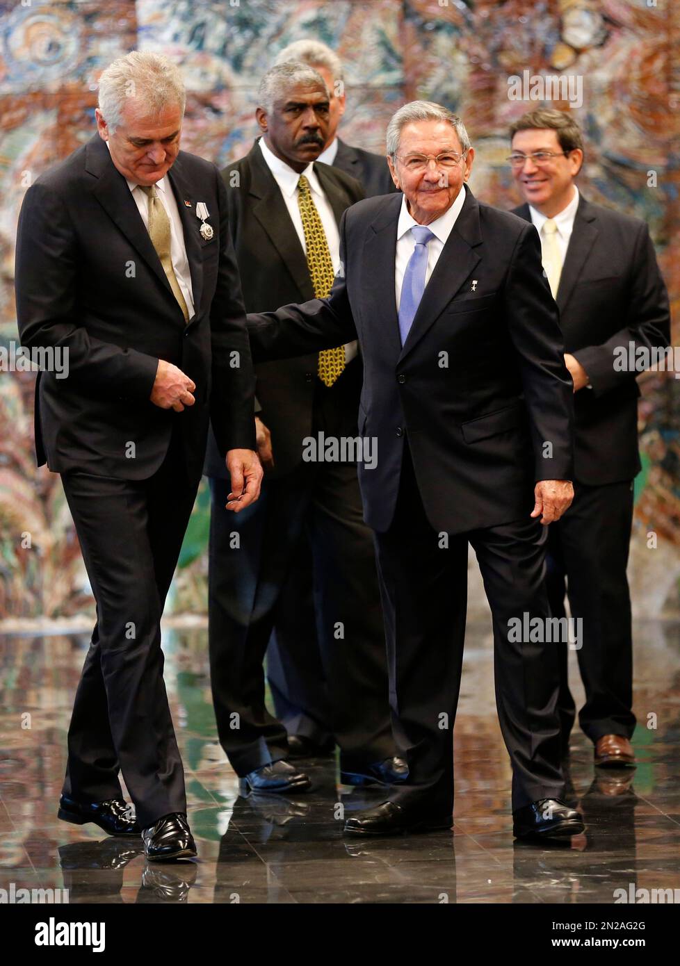 Cuba's President Raul Castro, second right, leads the way for Serbian President Tomislav Nikolic, left, beside Cuban Foreign Minister Bruno Rodriguez, right, at the Revolution Palace in Havana, Cuba, Tuesday, May 19, 2015. Nikolic is on an official visit to Cuba. (AP Photo/Desmond Boylan) Stockfoto