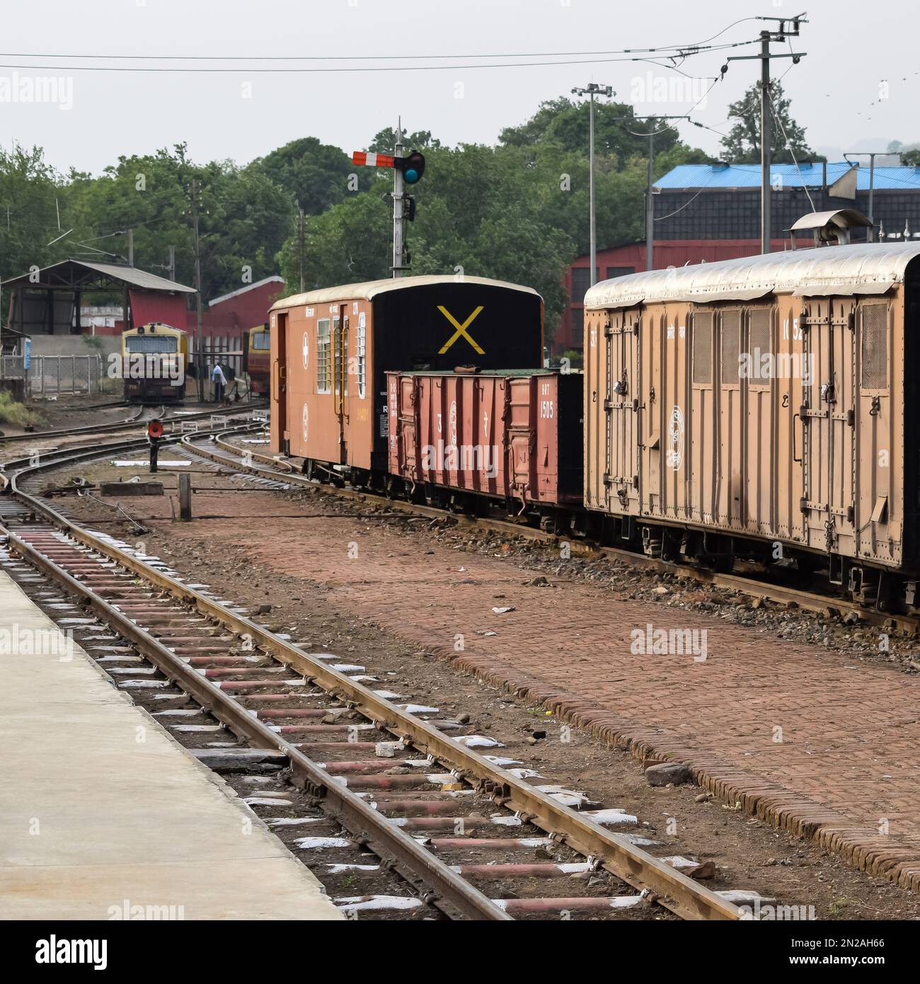 Blick auf die Toy Train Railway Tracks von der Mitte während des Tages in der Nähe von Kalka Bahnhof in Indien, Toy Train Track Ansicht, Indian Railway Kreuzung, He Stockfoto