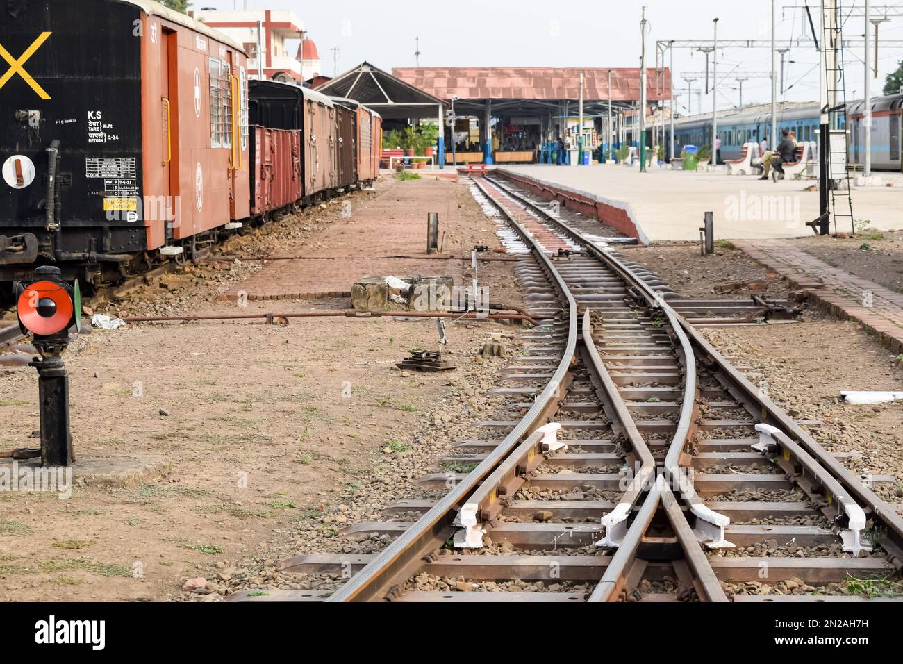 Blick auf die Toy Train Railway Tracks von der Mitte während des Tages in der Nähe von Kalka Bahnhof in Indien, Toy Train Track Ansicht, Indian Railway Kreuzung, He Stockfoto