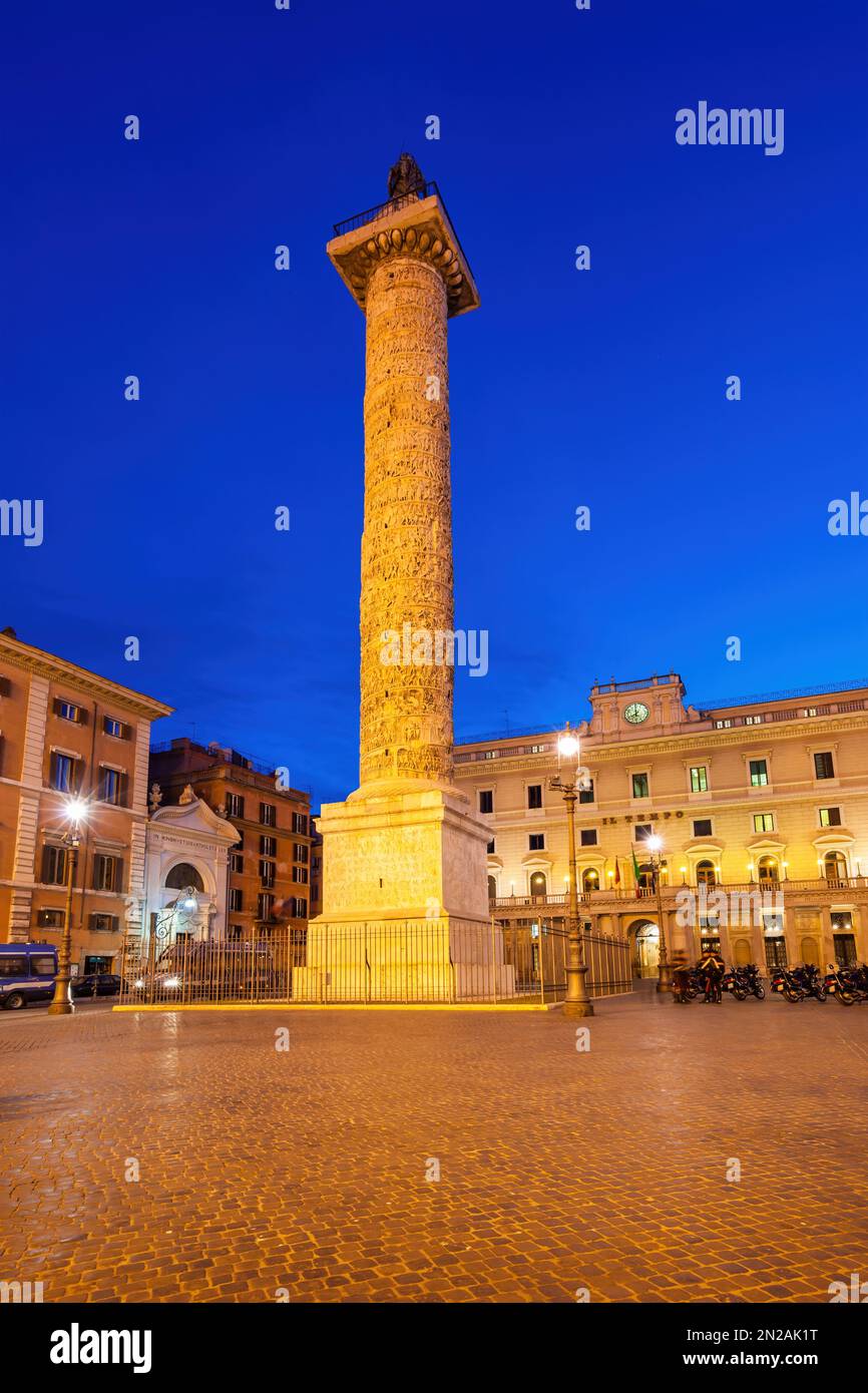 Markus-Aurel-Säule auf der Piazza Colonna im Zentrum von Rom, Italien. Stockfoto